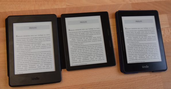 Ohne Beleuchtung: Kindle Paperwhite 3, Kindle Oasis, Kindle Voyage (von links)